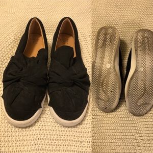 Twist front black slip-ons